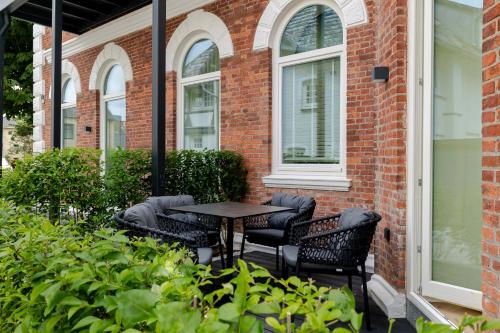 a patio with a table and chairs in front of a brick building at Apartments Hotel Stadt Hamburg in Westerland (Sylt)