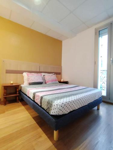 une chambre avec un lit avec deux oreillers dessus dans l'établissement T2 N7 Appartement Hôtel Combes, à Amélie-les-Bains-Palalda