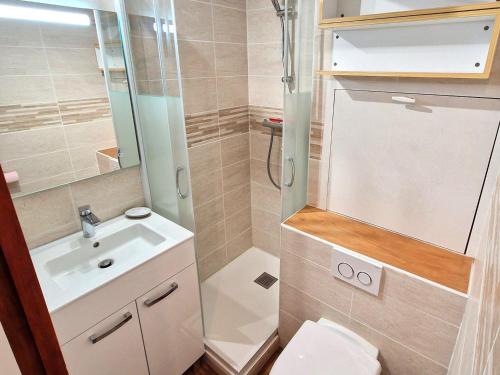 une petite salle de bain avec un lavabo et des toilettes dans l'établissement Studio rénové 2-3 personnes à Valfréjus, balcon et vue piste - FR-1-265-229, à Valfréjus