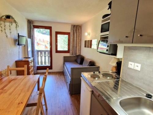 une cuisine et un salon avec un canapé dans l'établissement Studio rénové 2-3 personnes à Valfréjus, balcon et vue piste - FR-1-265-229, à Valfréjus