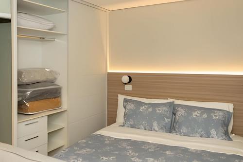 a bedroom with a bed and a closet at Lindo flat na Sena Madureira! (Apto 1305) in Sao Paulo