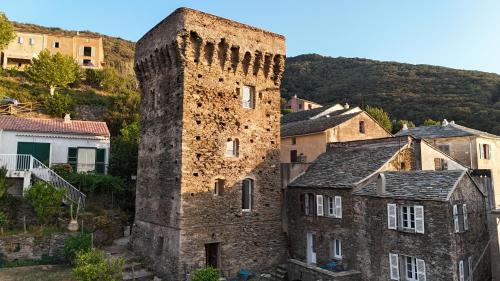 an old castle in a town with houses at Torra di Ciocce in Pino