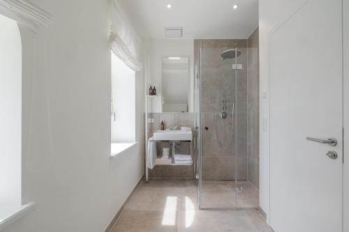 a bathroom with a shower and a sink at Apartments Hotel Stadt Hamburg in Westerland (Sylt)