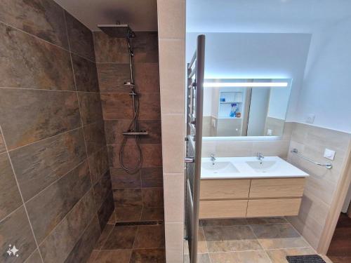 une salle de bain avec douche et lavabo dans l'établissement Appartement cosy 6/8 pers, Valfréjus, près pistes et télécabines - FR-1-265-343, à Modane
