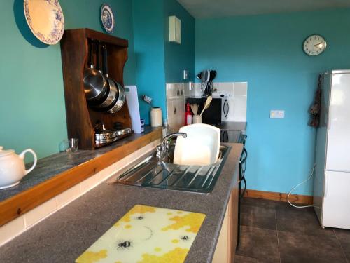 Kuchyň nebo kuchyňský kout v ubytování Little cottage-Village of Bunessan-Sleeps4