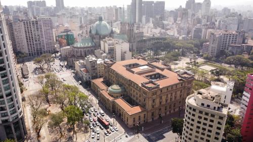 una vista aérea de un edificio en una ciudad en 04 - Apto Studio Liberdade Sé 500'Metrô, en São Paulo