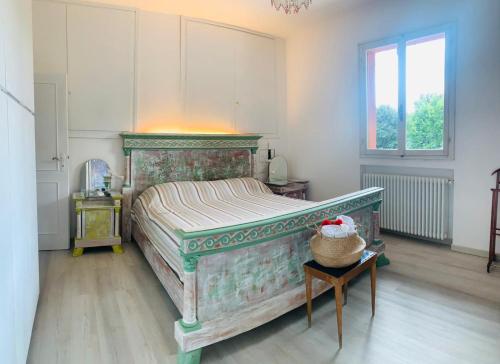 a bedroom with a large bed and a table at Quarto di villa in Granarolo dellʼEmilia