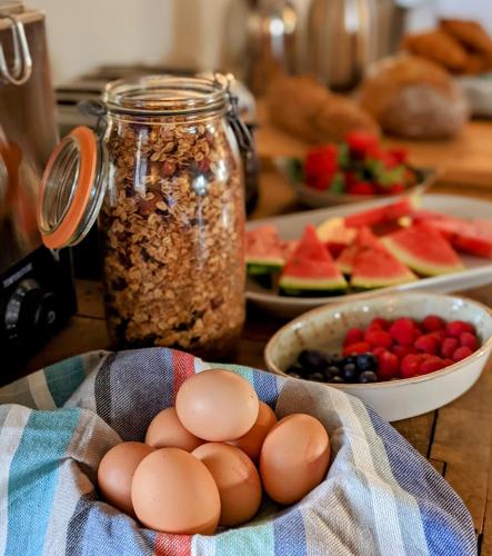 une table recouverte d'œufs et de bols de fruits dans l'établissement The Old Presbytery, à Saint-André-et-Appelles