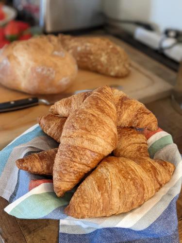 une pile de croissants posée sur une table dans l'établissement The Old Presbytery, à Saint-André-et-Appelles