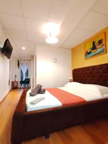 une chambre avec un grand lit dans une pièce dans l'établissement T3 N8 Appartement Hôtel Combes, à Amélie-les-Bains-Palalda