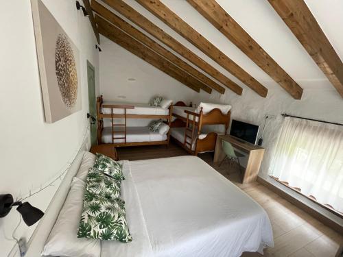 Ένα ή περισσότερα κρεβάτια σε δωμάτιο στο Casa Rural alquiler Cantabria