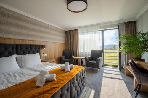 a hotel room with a bed and two chairs at Mazurkowa - z widokiem na Karkonosze i Śnieżkę, darmowy parking, obok restauracja Mazurkowa Chata in Jelenia Góra