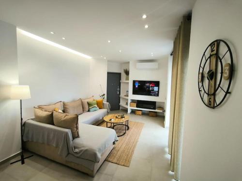 Floral Home 2 - 1st floor apt with private parking!