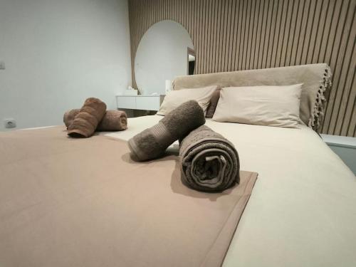Floral Home 2 - 1st floor apt with private parking!