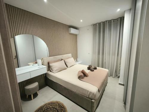 Floral Home 2 - 1st floor apt with private parking!