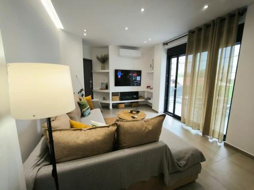 Floral Home 2 - 1st floor apt with private parking!