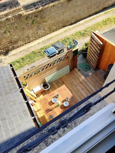 an overhead view of a wooden deck with a sink at Maison près de la mer , les plages du débarquement in Courseulles-sur-Mer