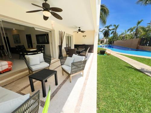 Bazén v ubytování Spacious Apartment with Terrace, Pool and Beach Access nebo v jeho okolí