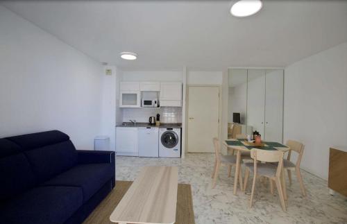 un salon avec un canapé bleu et une table dans l'établissement Beautiful apartment with Sea View / 21, à Beausoleil