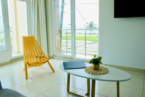 TV a/nebo společenská místnost v ubytování Charming and Family With a pool and ocean view, 3 blocks from the beach, with 2 TVs and Netflix