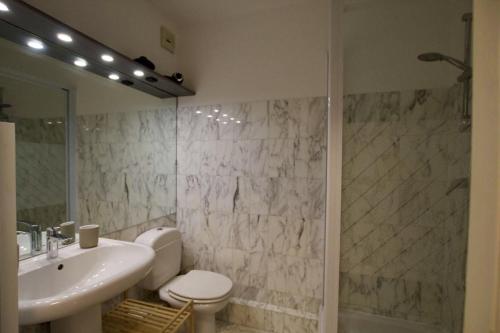 une salle de bain avec un lavabo, des toilettes et une douche dans l'établissement Beautiful apartment with Sea View / 21, à Beausoleil