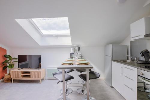 a kitchen with a table and chairs in a room at L'Estèque - 4 pers- Hyper Centre-WIFI in Bourg-en-Bresse