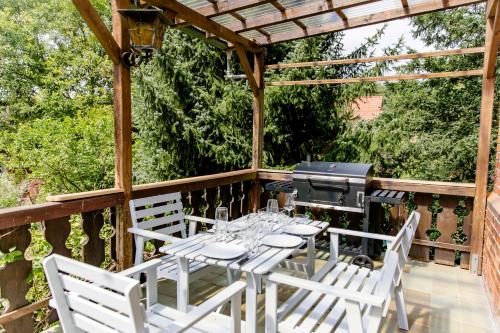 a table and chairs on a patio with a grill at Leopold's Apartments mit Garten und Vesteblick Mitten in Coburg in Coburg