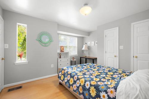 アレクサンドリアにあるParkside Alexandria Townhome - 3br free parkingのベッドと窓のある寝室