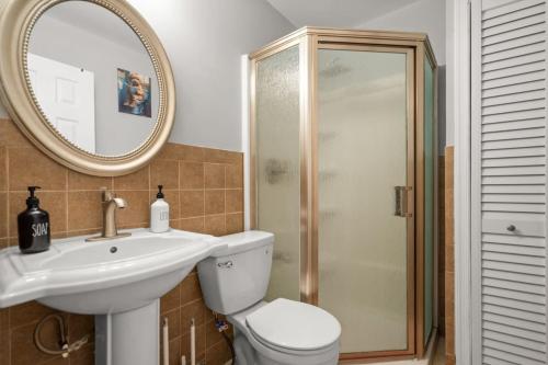 アレクサンドリアにあるParkside Alexandria Townhome - 3br free parkingのトイレ、洗面台、シャワー付きのバスルーム