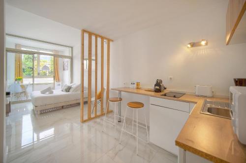 une cuisine avec un évier et un plan de travail dans l'établissement STUDIO MODERNE et LUMINEUX PROCHE PLAGES A0B197, à Cannes