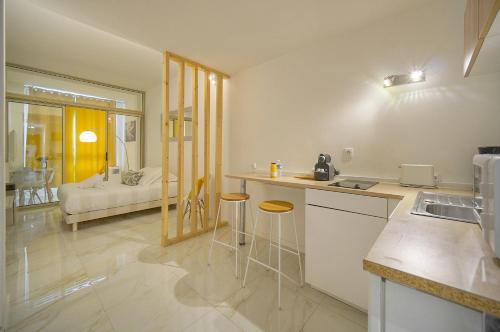une cuisine avec un évier et un plan de travail dans l'établissement STUDIO MODERNE et LUMINEUX PROCHE PLAGES A0B197, à Cannes