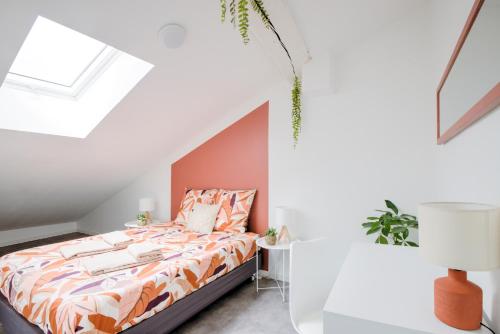 a bedroom with a bed and a skylight at L'Estèque - 4 pers- Hyper Centre-WIFI in Bourg-en-Bresse