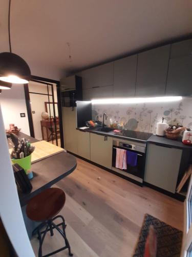 une cuisine avec une table et une chaise dans une pièce dans l'établissement VANNES au CALME proche centre et port, à Vannes