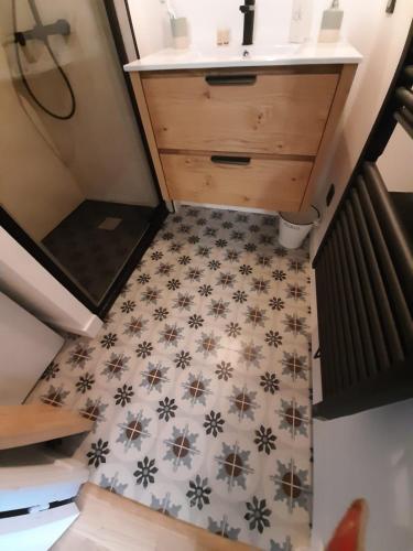 La salle de bains est pourvue d'un lavabo et de carrelage. dans l'établissement VANNES au CALME proche centre et port, à Vannes