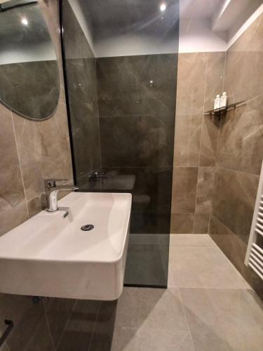 Ένα μπάνιο στο AK Apartments Ioa