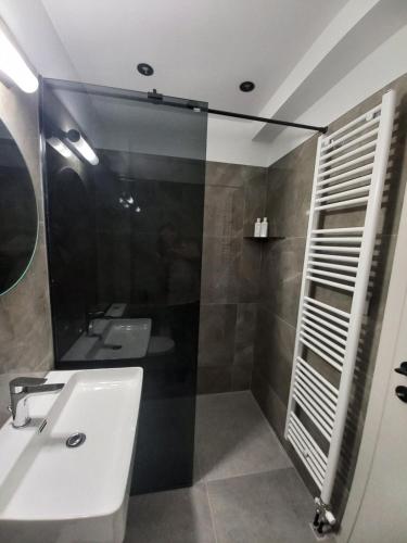 Ένα μπάνιο στο AK Apartments Ioa