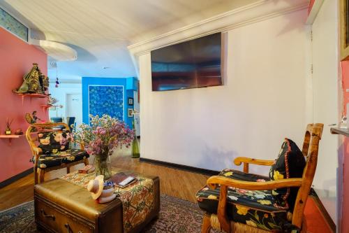 a living room with a table and two chairs at Casa Itzae B&B Polanquito Dog Friendly in Mexico City