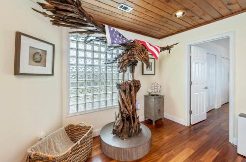 a living room with a wooden ceiling at FEATURED ON HGTV'S MY LOTTERY DREAM HOME! Private dock, 15 minute boat ride to Crab Island, 20 minute drive to Destin, Pet Friendly in Niceville