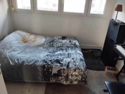 - une chambre avec un lit et un clavier dans l'établissement Chambre d'hôte calme de résidence, quartier pavillonnaire, à Saint-Denis