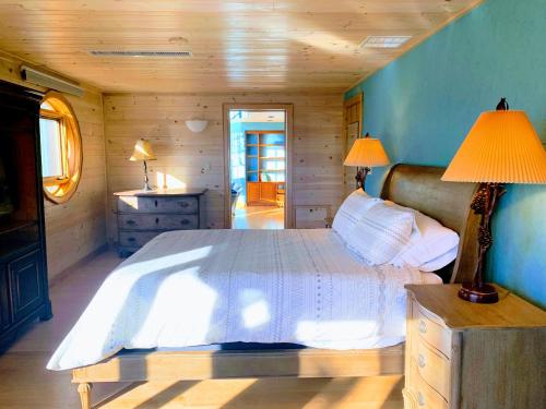 a bedroom with a white bed and a blue wall at NewVida Preserve in Wilmington