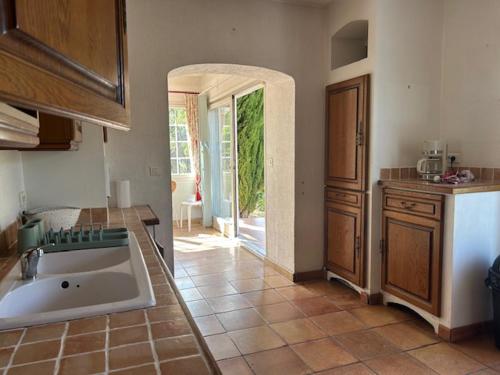 a kitchen with a sink and a tub in a room at Villa proche Golfe de St Tropez in Le Muy