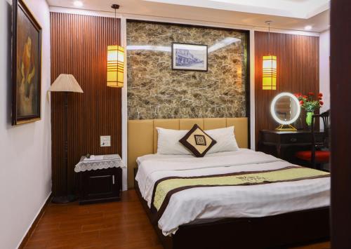 Postel nebo postele na pokoji v ubytování Art Hotel Ha Noi