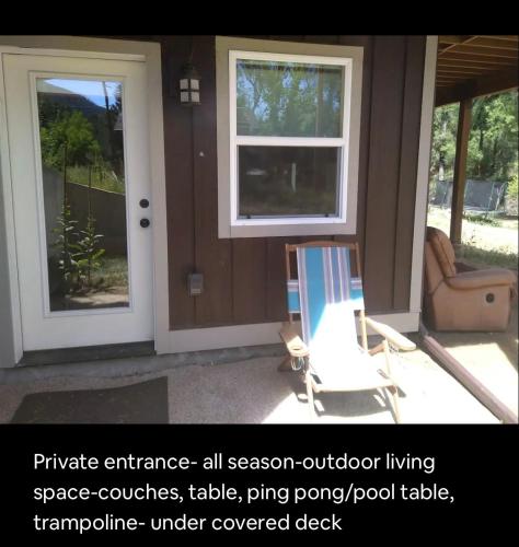 eine abgeschirmte Veranda mit einer Tür und einem Stuhl in der Unterkunft River Mountain Getaway-private, large, in- law apt in Jamestown