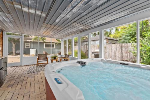 Il dispose d'un grand bain à remous dans l'arrière-cour avec une terrasse. dans l'établissement The Hackberry - Hot Tub Fire Pit & Close to Main, à Fredericksburg