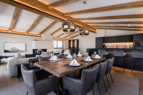 Posezení v ubytování Genießen Sie Bergblick & Sauna im modernen Chalet