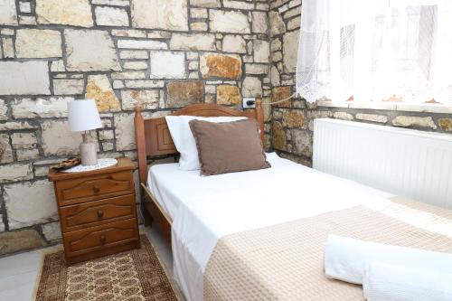 Postel nebo postele na pokoji v ubytování Stone House Berat