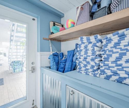 Postel nebo postele na pokoji v ubytování Blue Wave Suite 4