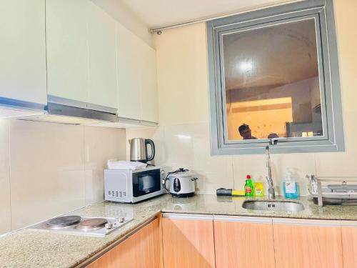 Η κουζίνα ή μικρή κουζίνα στο Mactan Newtown staycation near airport with pool access