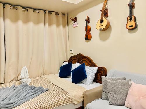 Ένα ή περισσότερα κρεβάτια σε δωμάτιο στο Mactan Newtown staycation near airport with pool access