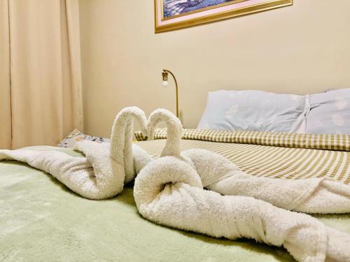 Ένα ή περισσότερα κρεβάτια σε δωμάτιο στο Mactan Newtown staycation near airport with pool access